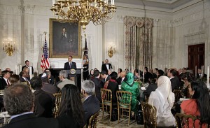 Präsident Obama waehrend eines Ramadan Dinners (J. Scott Applewhite / Associated Press)